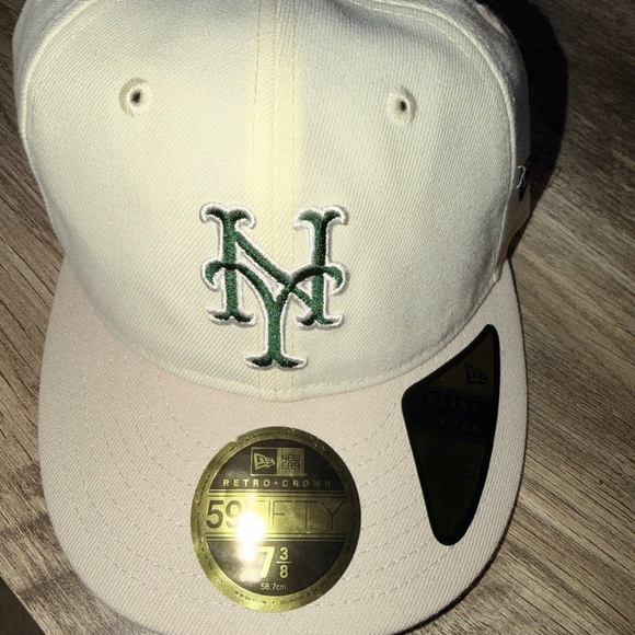 New Era Other - New Era Men's Cream 59FIFTY Fitted Cap with Green NY METS Logo